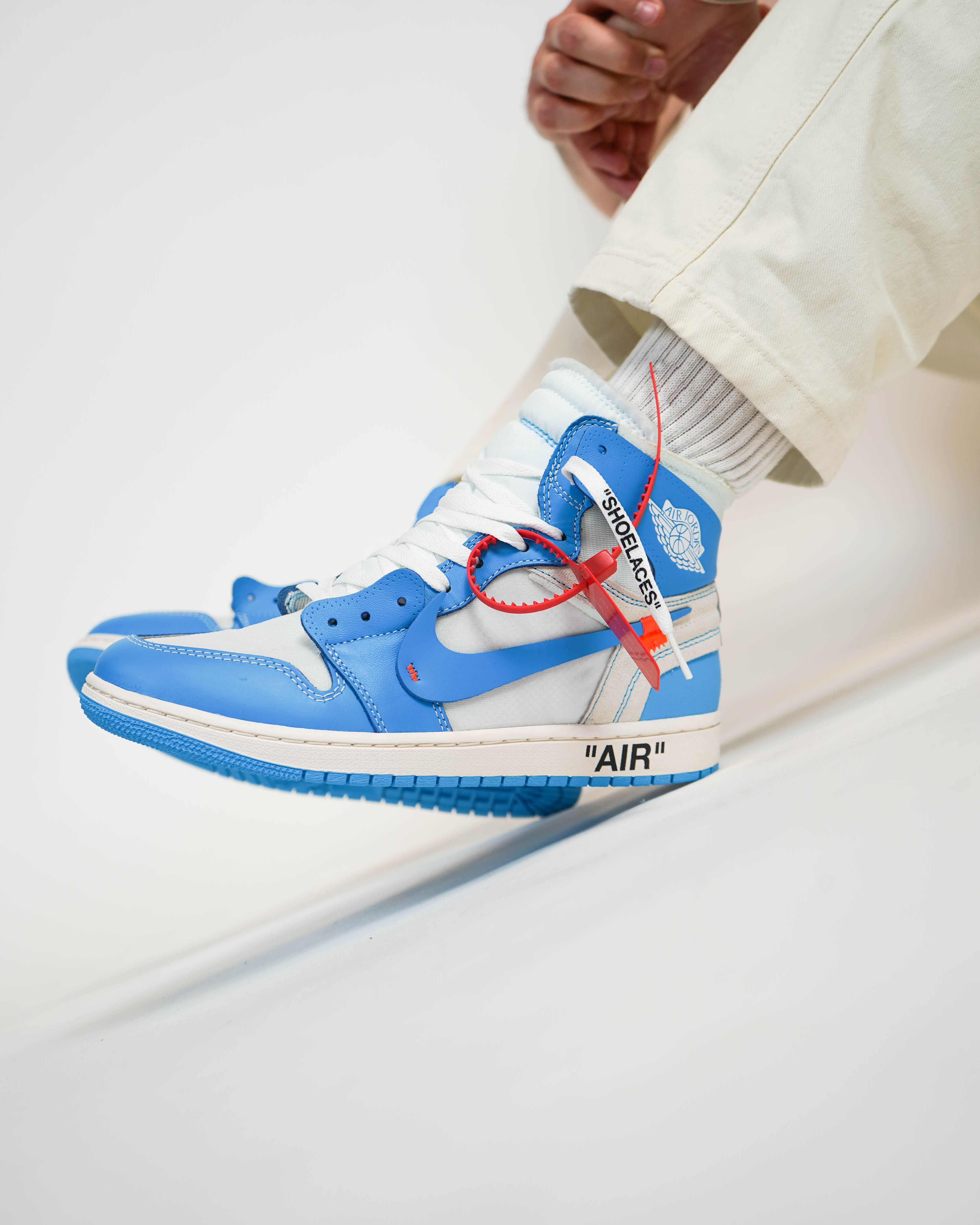 University blue off hot sale white jordan 1